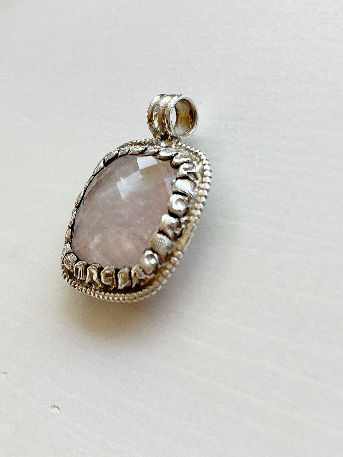 Grosser Anhänger mit Rosenquarz und Silber