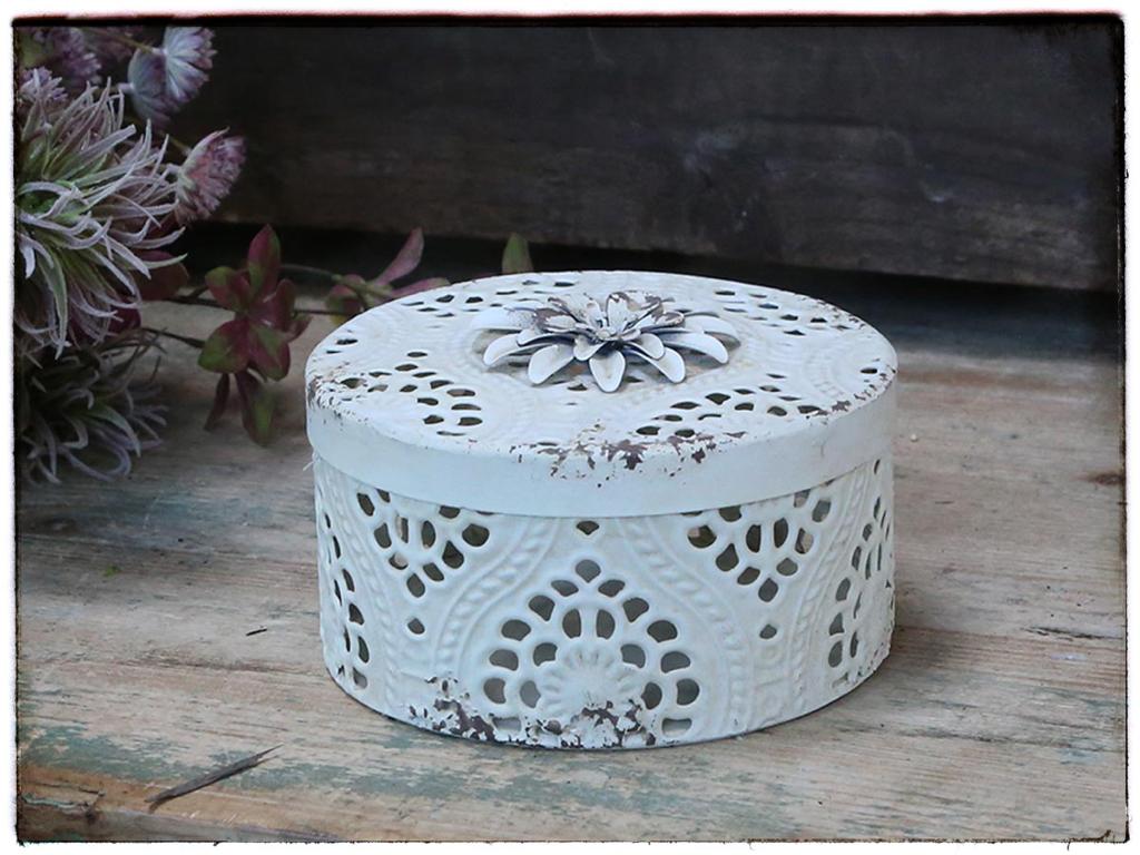 Schmuckdose mit Verzierung im Shabby-Style
