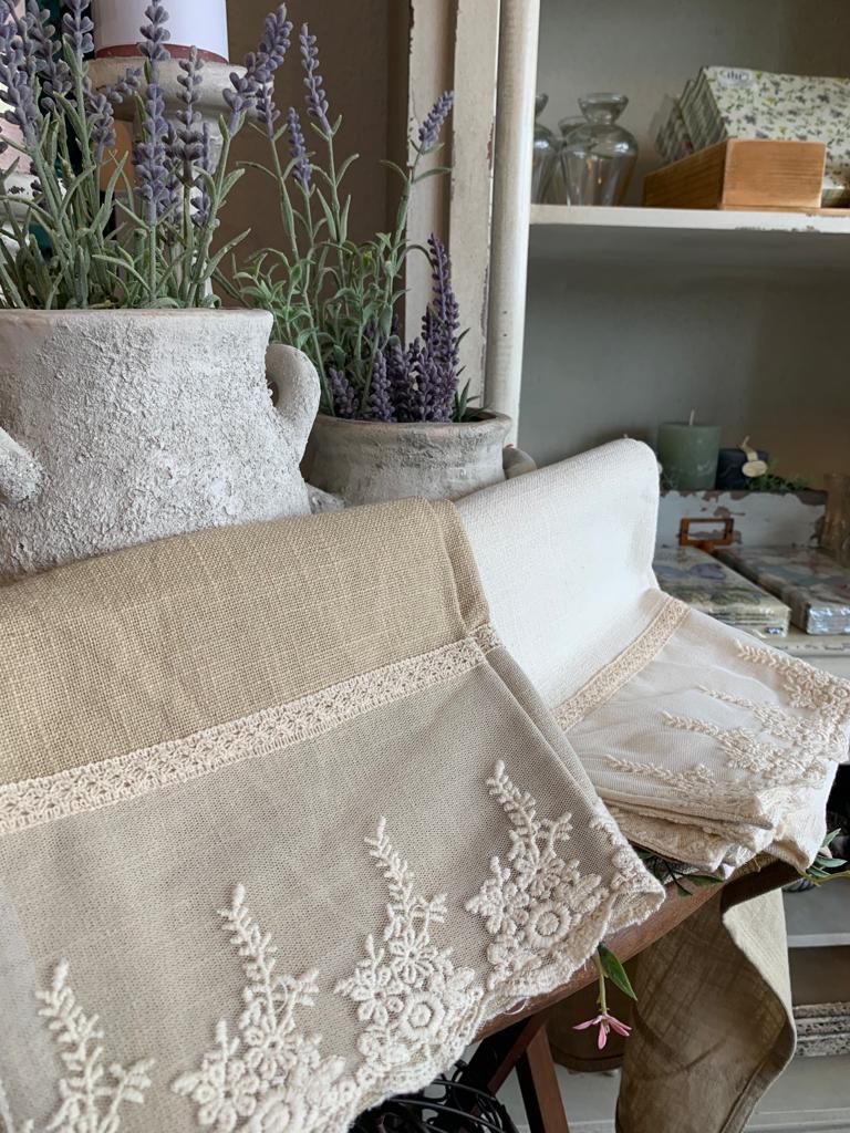 Tischläufer mit schöner Spitze beige