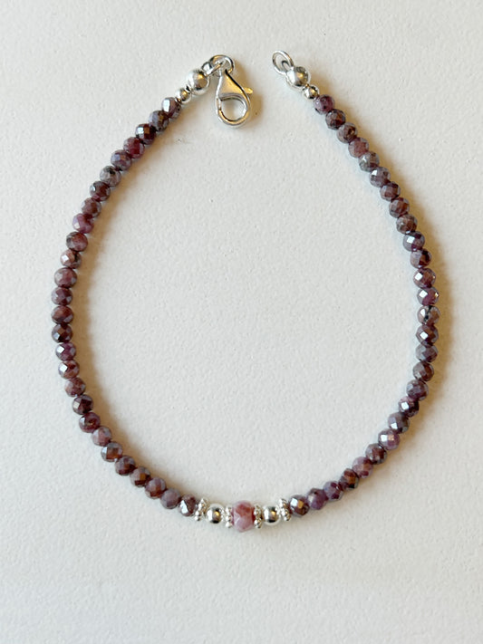 Rubin-Armband mit Silberelementen