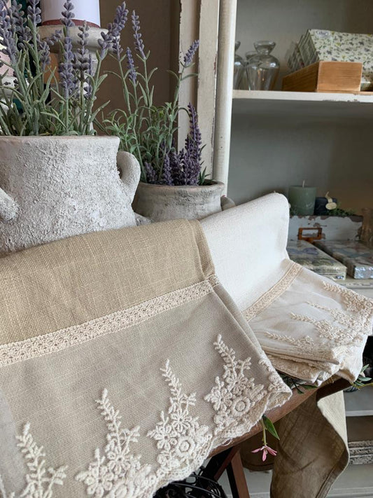 Tischläufer mit schöner Spitze beige