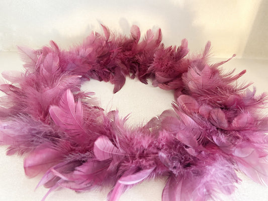 Kranz aus Federn violett
